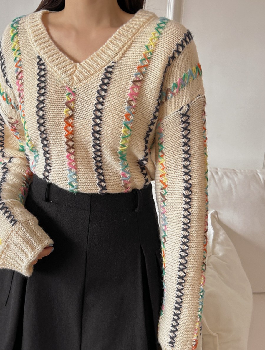 [EVELLET] Hietin embroidery V-neck Knit