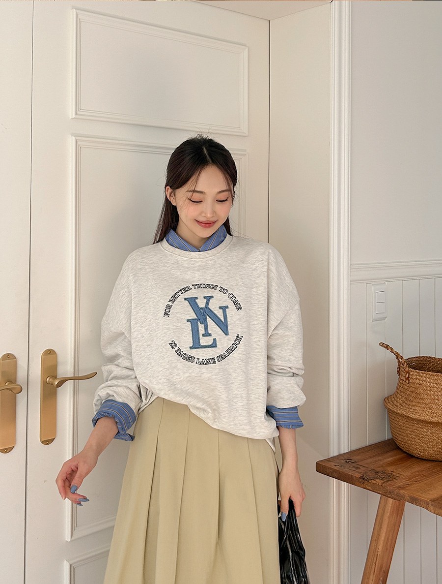 [EVELLET] Munien Embroidery Patch Sweatshirt