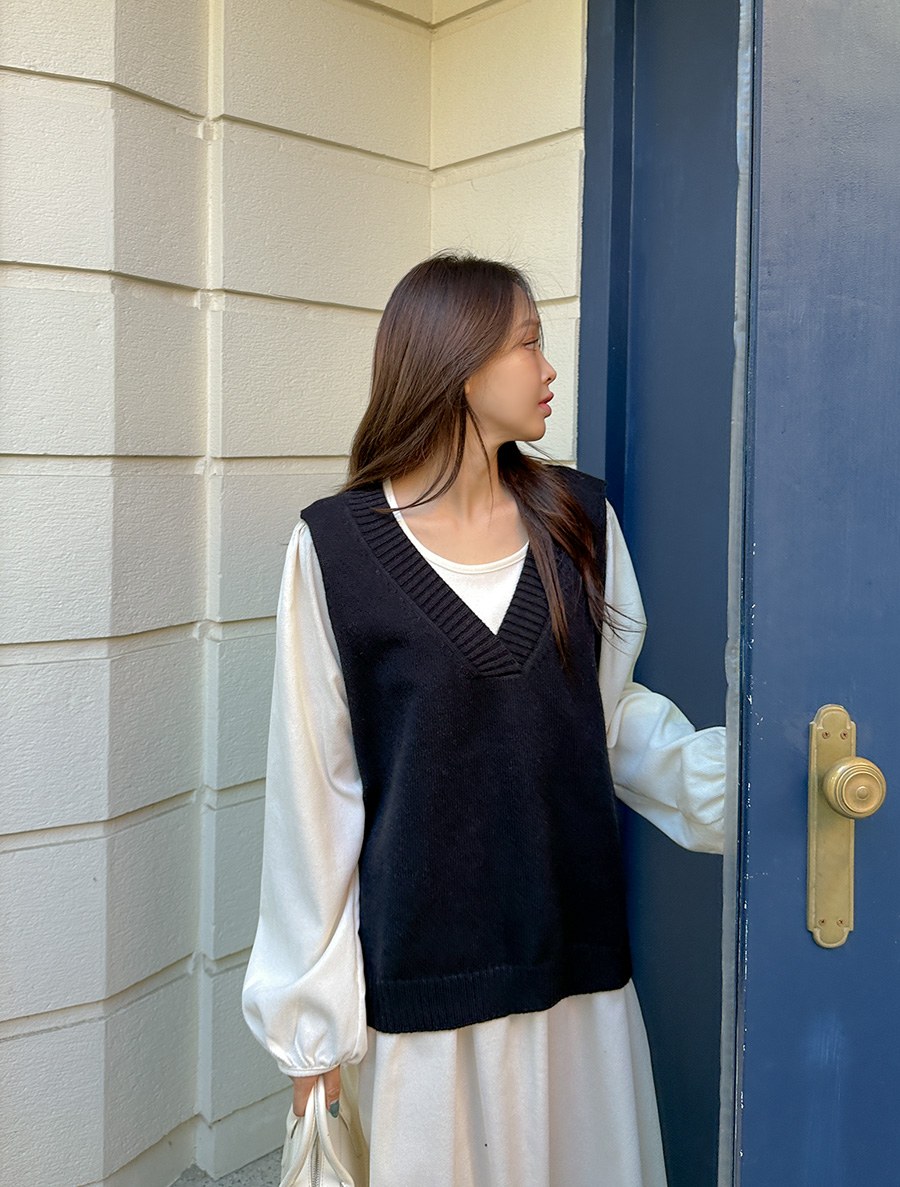 [EVELLET] Milligan V Slit Knit Vest