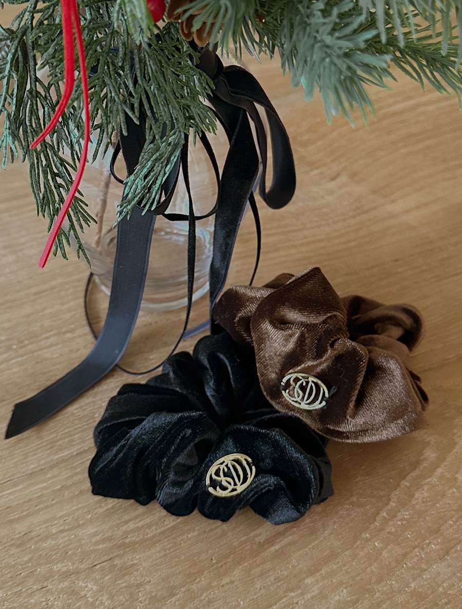 Tienmu Gold Emblem Velvet Scrunchie