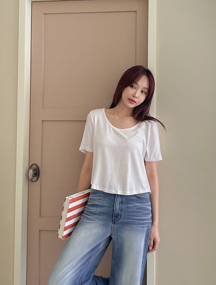[EVELLET] Carniview U-neck Round Crop T-shirt