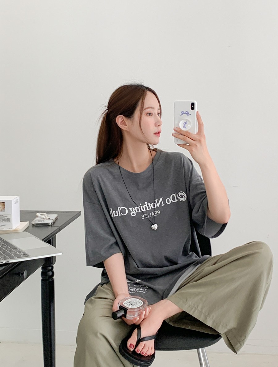 [EVELLET] Meniten Pigment Graphic Print T-shirt