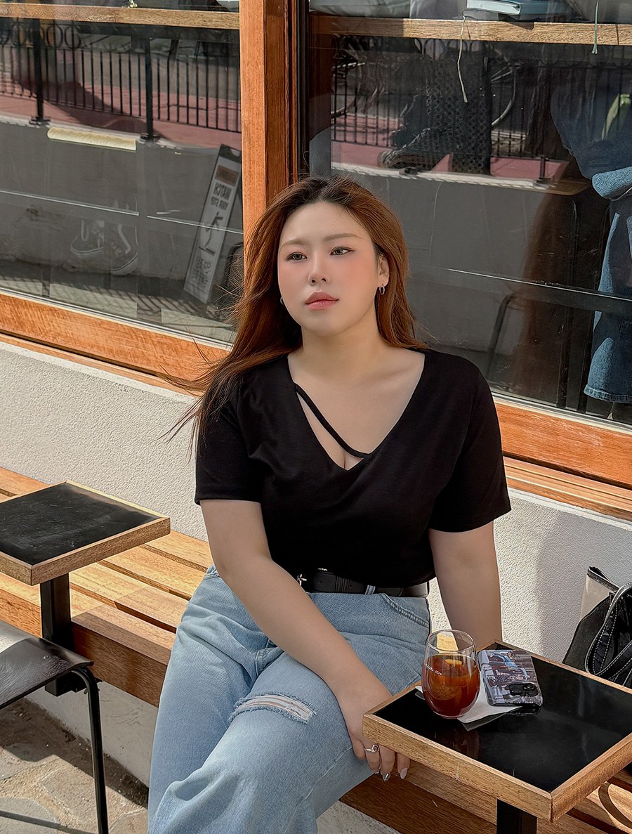 [EVELLET] BONBI V-Neck Strap T-shirt