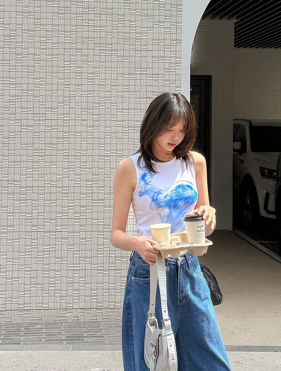 [EVELLET] Heilten Graphic Print Crop Sleeveless