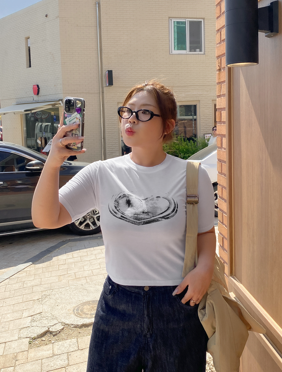 Juniro Graphic Print Semi Crop T-shirt