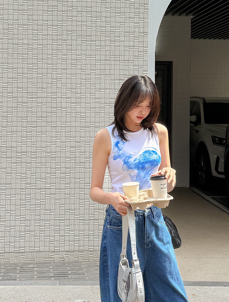 [EVELLET] Heilten Graphic Print Crop Sleeveless