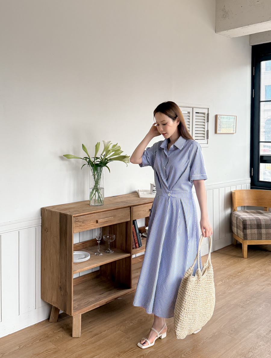 Levit ST Pintuck Long Collar Dress