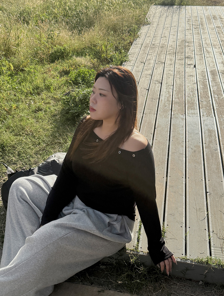 [EVELLET] Derbe fleece eyelet off-shoulder T-shirt