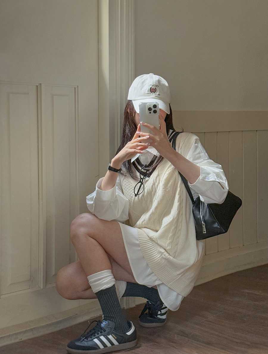 [EVELLET] Arendon Contrast Knit Vest