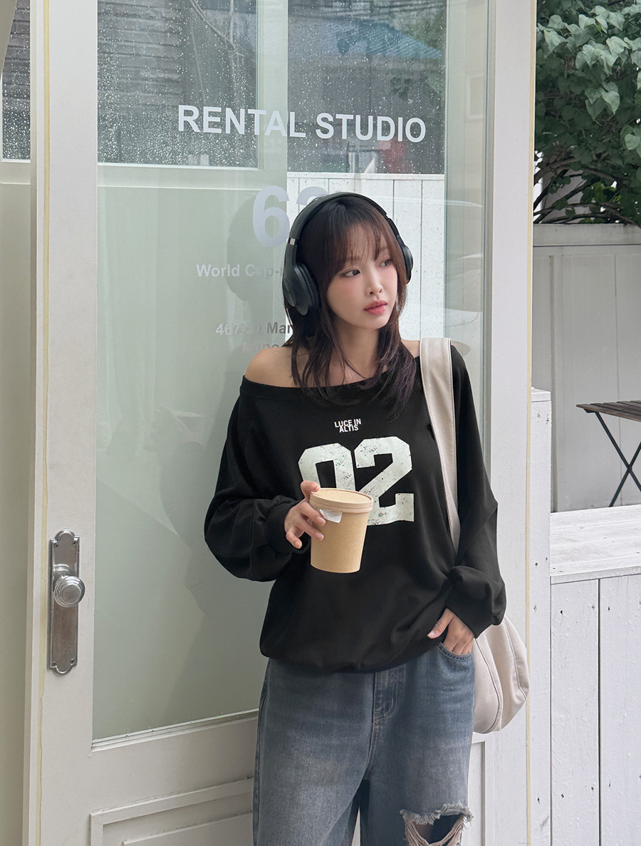 [EVELLET] DPIA Off shoulder loose fit Graphic Print Sweatshirt