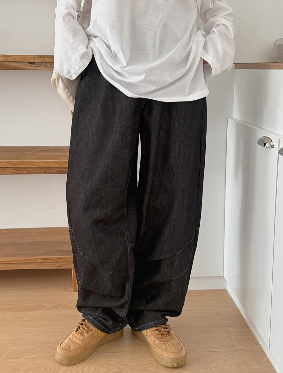 Atuhen Stitch Balloon Wide Denim Pants