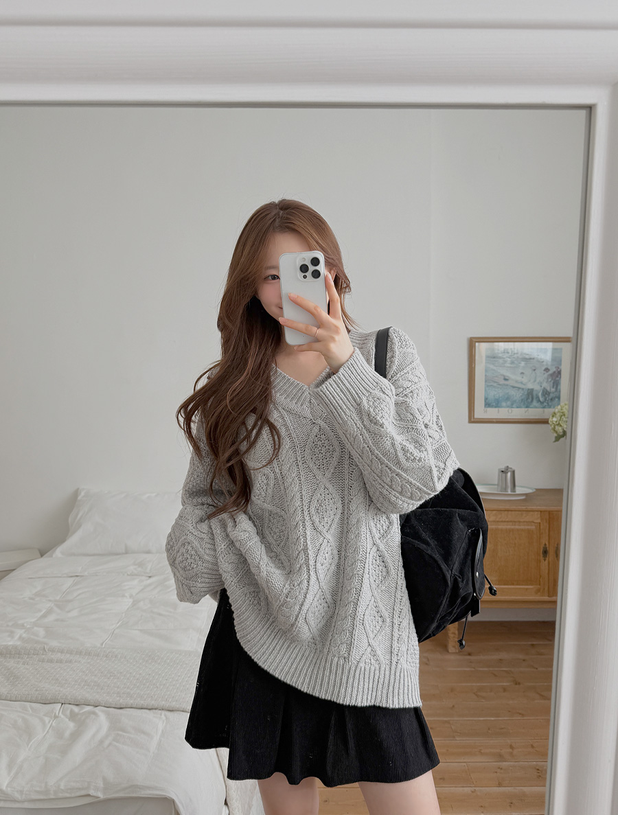 [EVELLET] Bemuse Cable V-Neck Loose Fit Knit