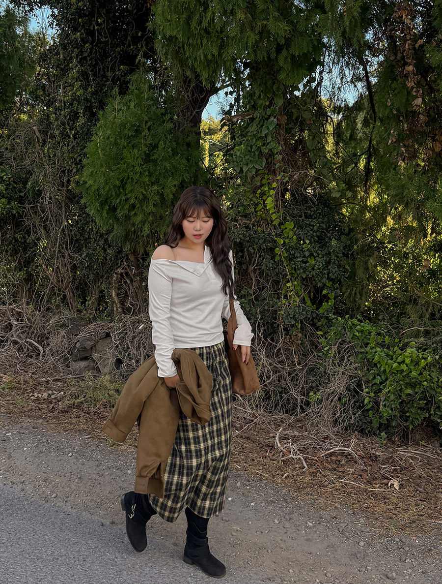 Toper Button Off Shoulder T-shirt