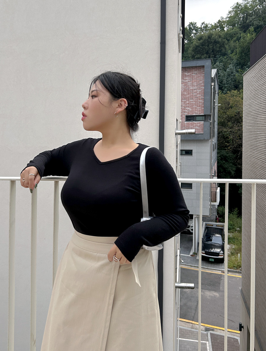 [EVELLET] Yuiha Ribbed Heart Neck T-shirt