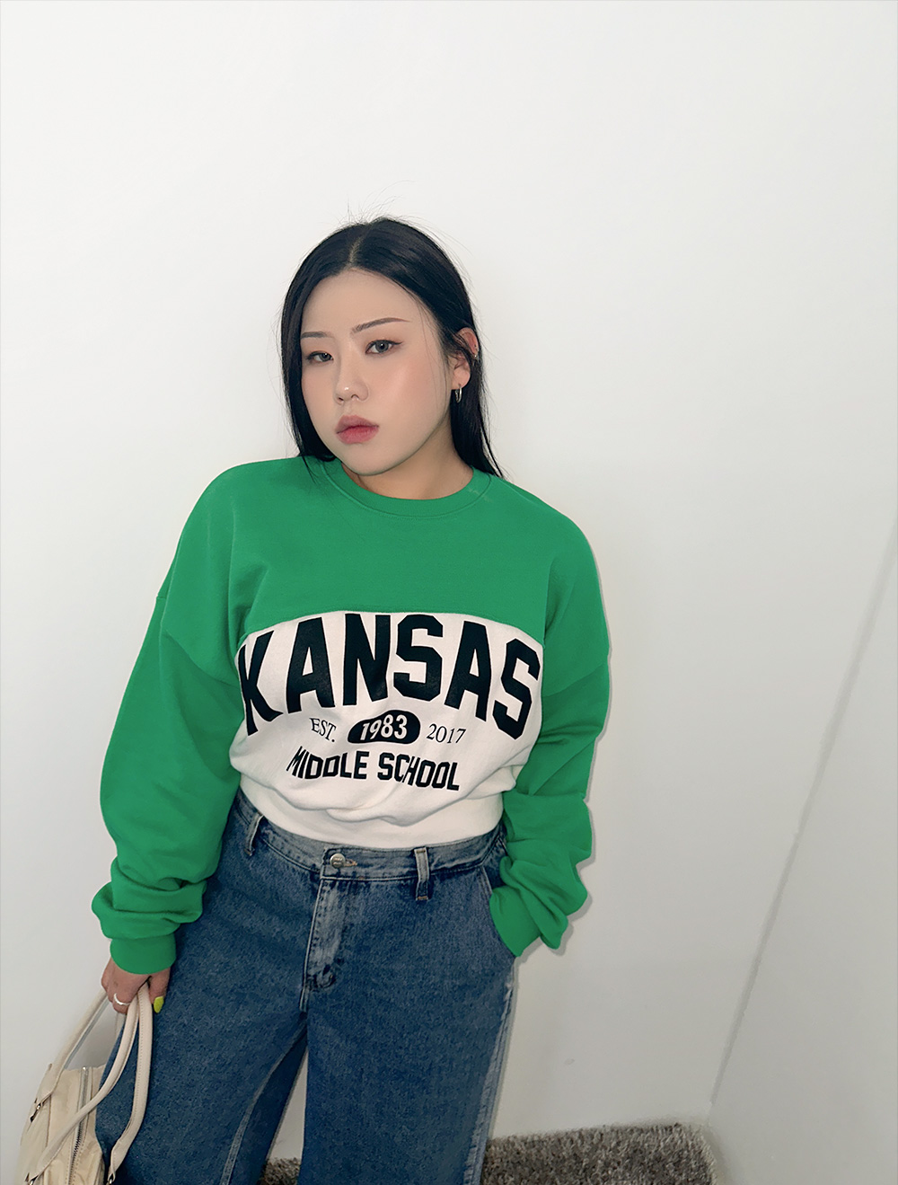 [EVELLET] Dinsay Contrast Graphic Print Sweatshirt