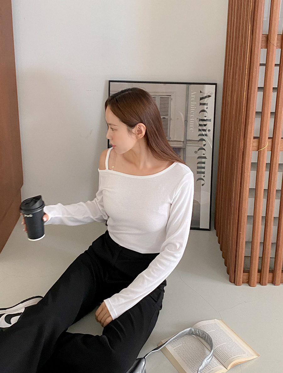 [EVELLET] Bayudin Unbalance Off shoulder T-shirt