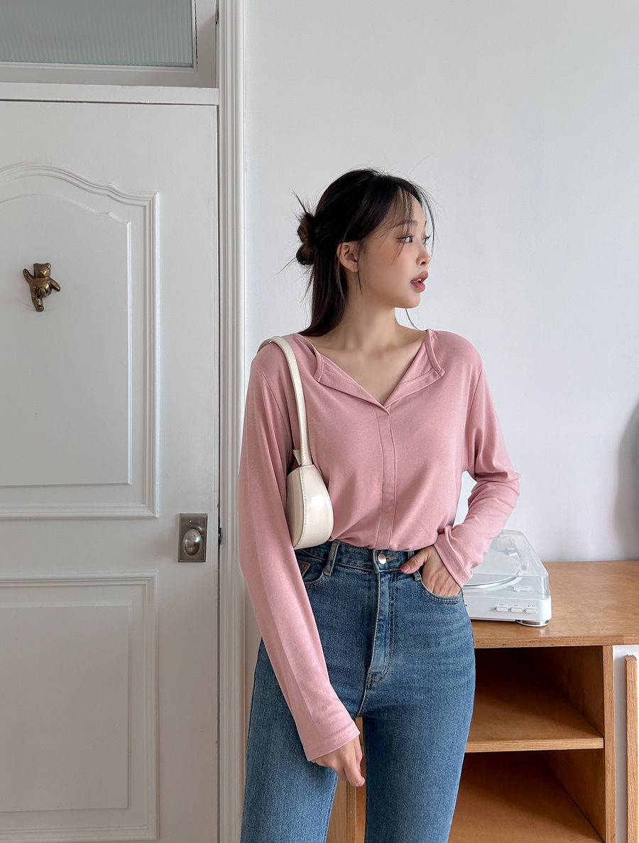 [EVELLET] Rosie U Open Neck T-shirt