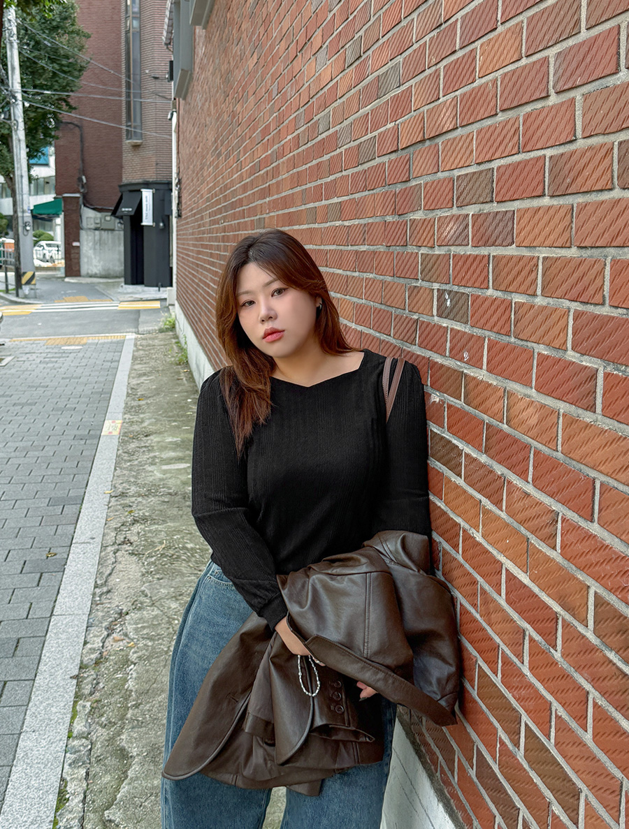 [EVELLET] Shamenko Ribbed Heart Neck Tea Blouse