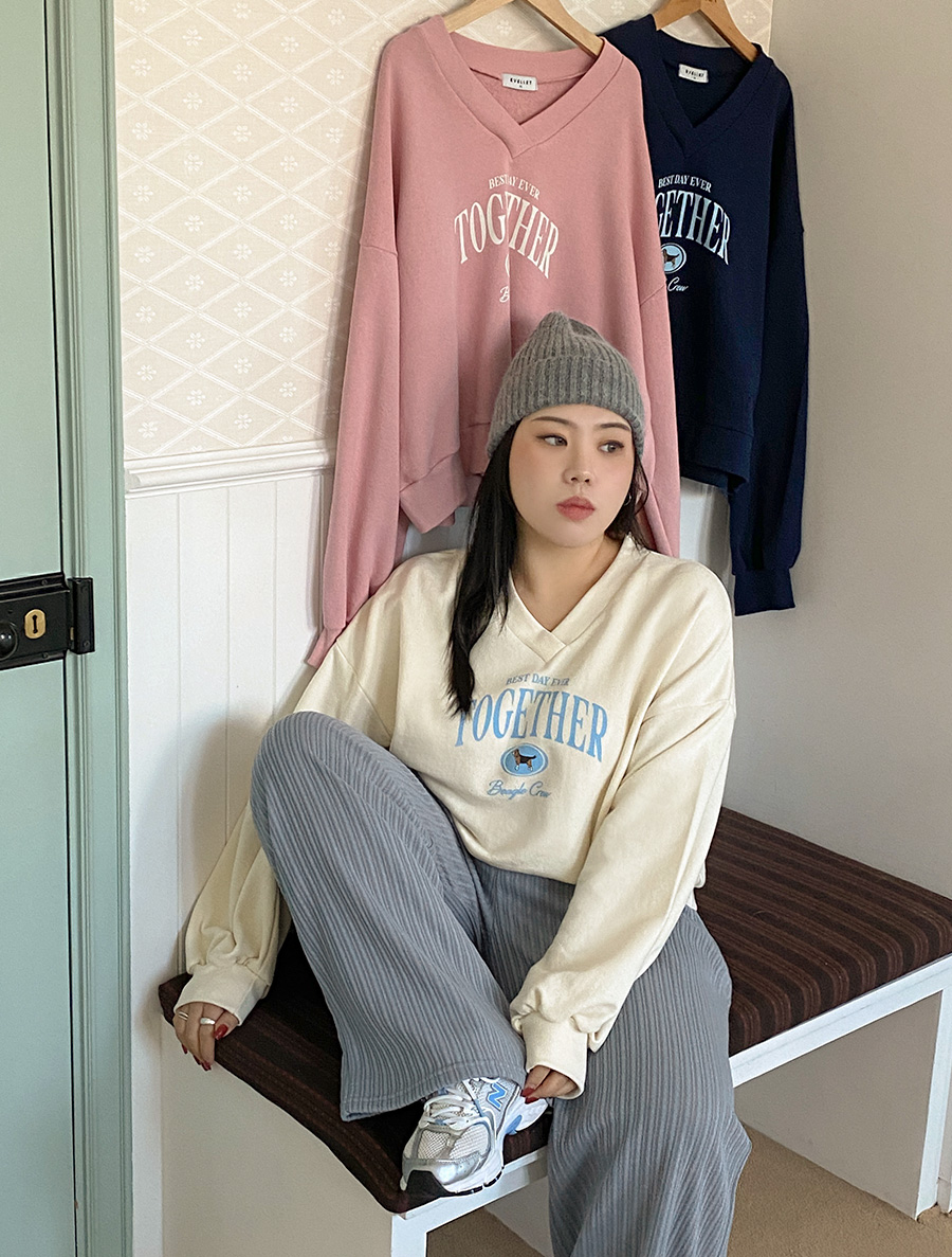 [EVELLET] Mutif V-neck Graphic Print Sweatshirt