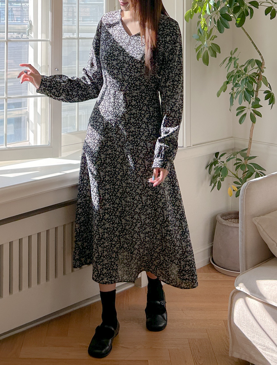 [EVELLET] Tibelson Flower V-neck Long Dress