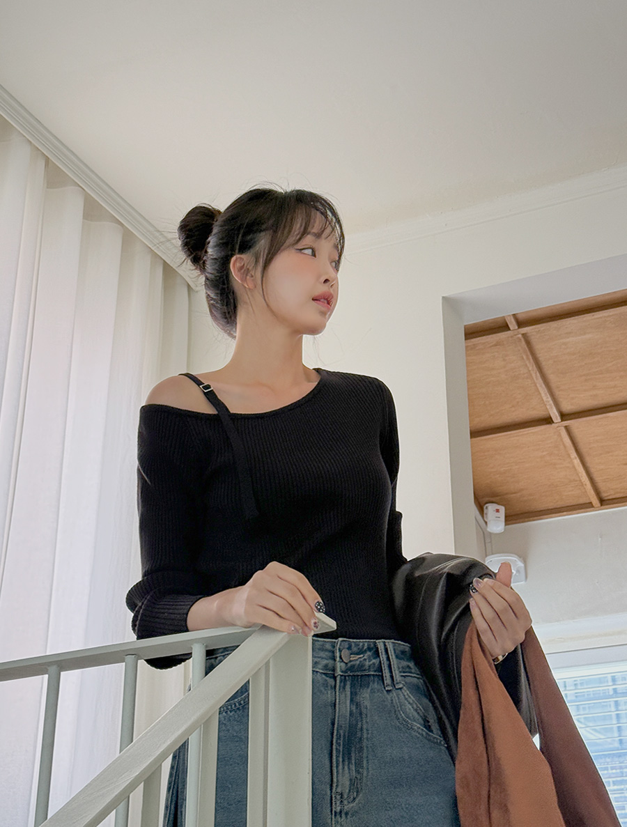 [EVELLET] Piodin One-Shoulder Buckle Knit