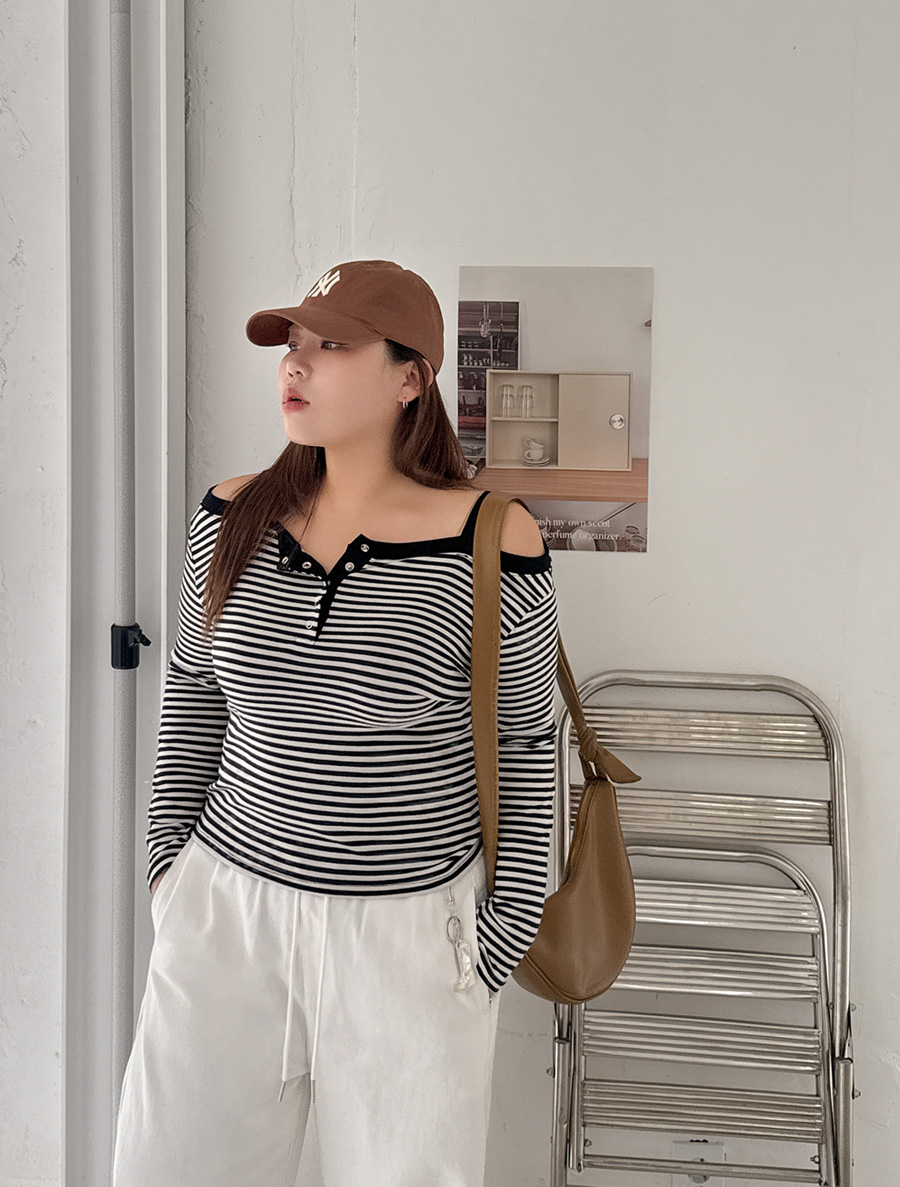 [EVELLET] Delnibe Off Shoulder Button T-shirt
