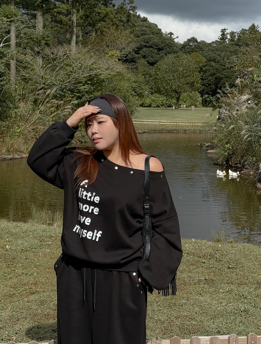 [Exclusive] Denmuah fleece graphic print off-shoulder sweatshirt