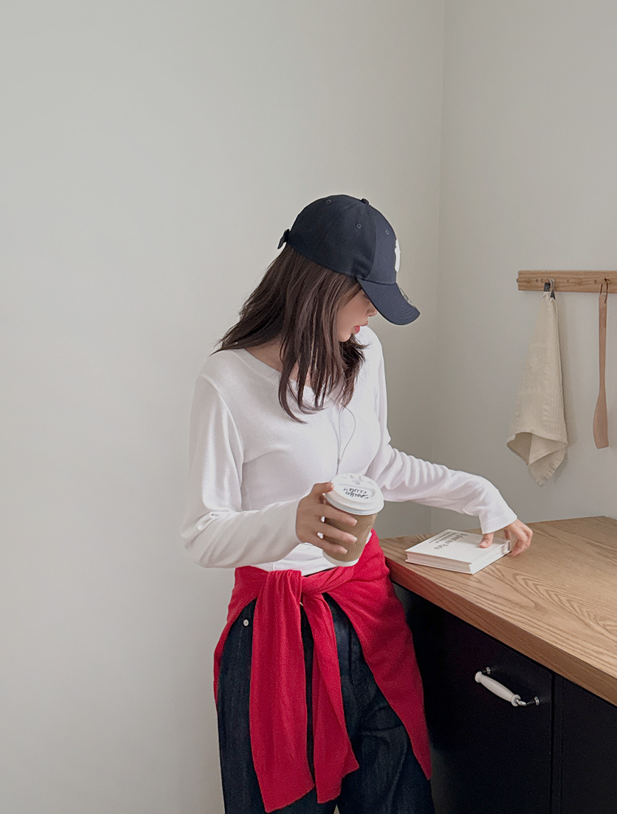 [EVELLET] Robby Slim Fit V-Neck T-shirt