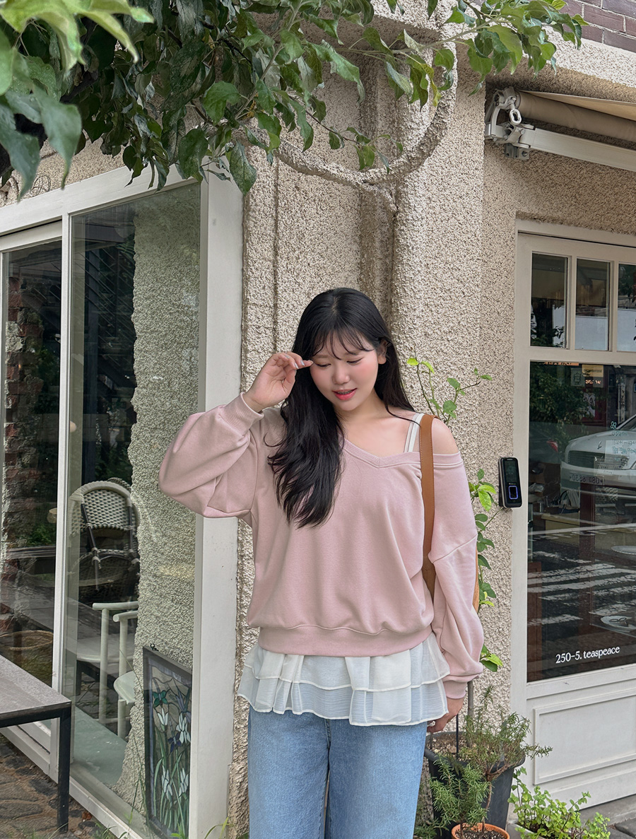 [EVELLET] Diviewa Deep V-Neck Sweatshirt