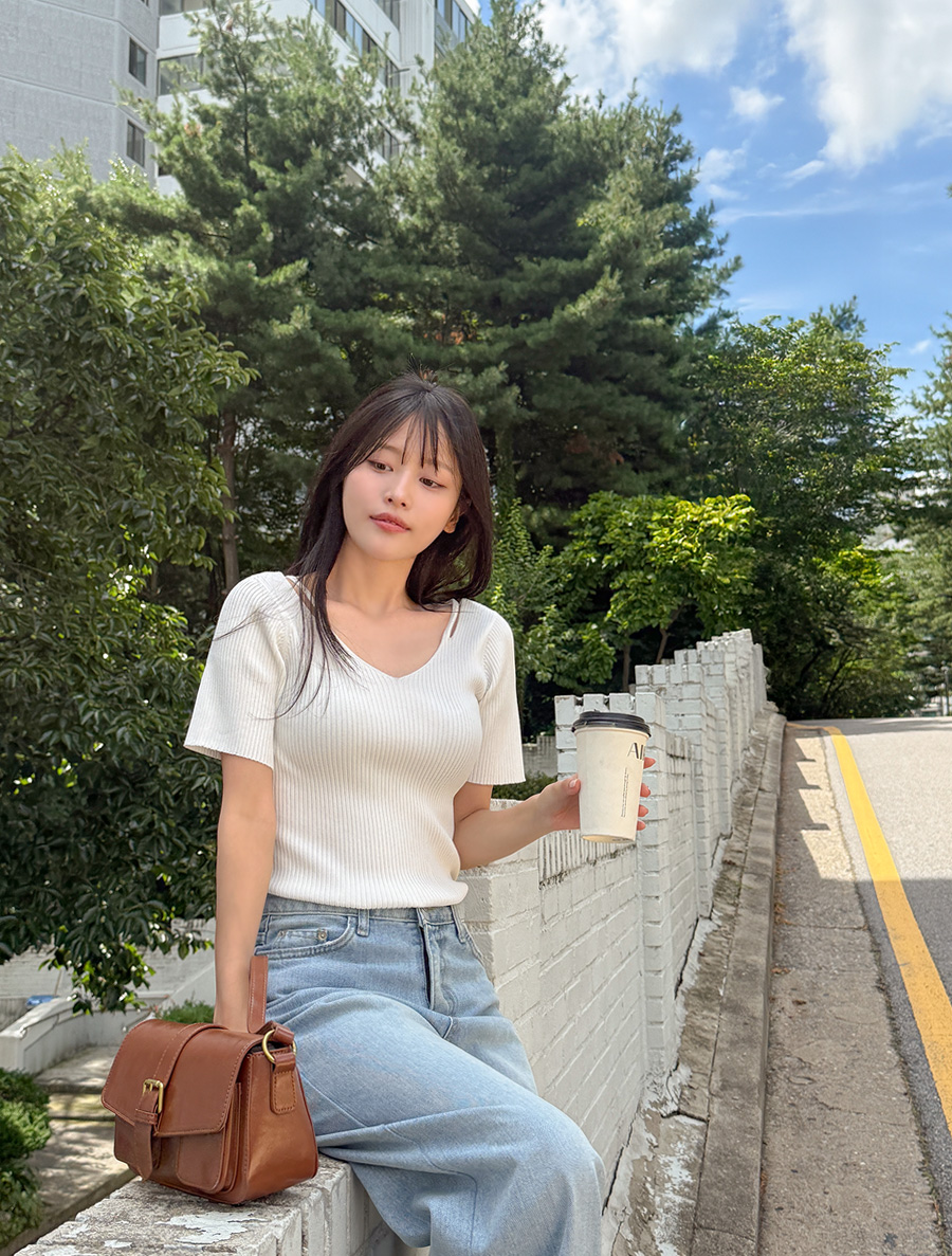 [EVELLET] Verni Cutout Semi-Crop Knit