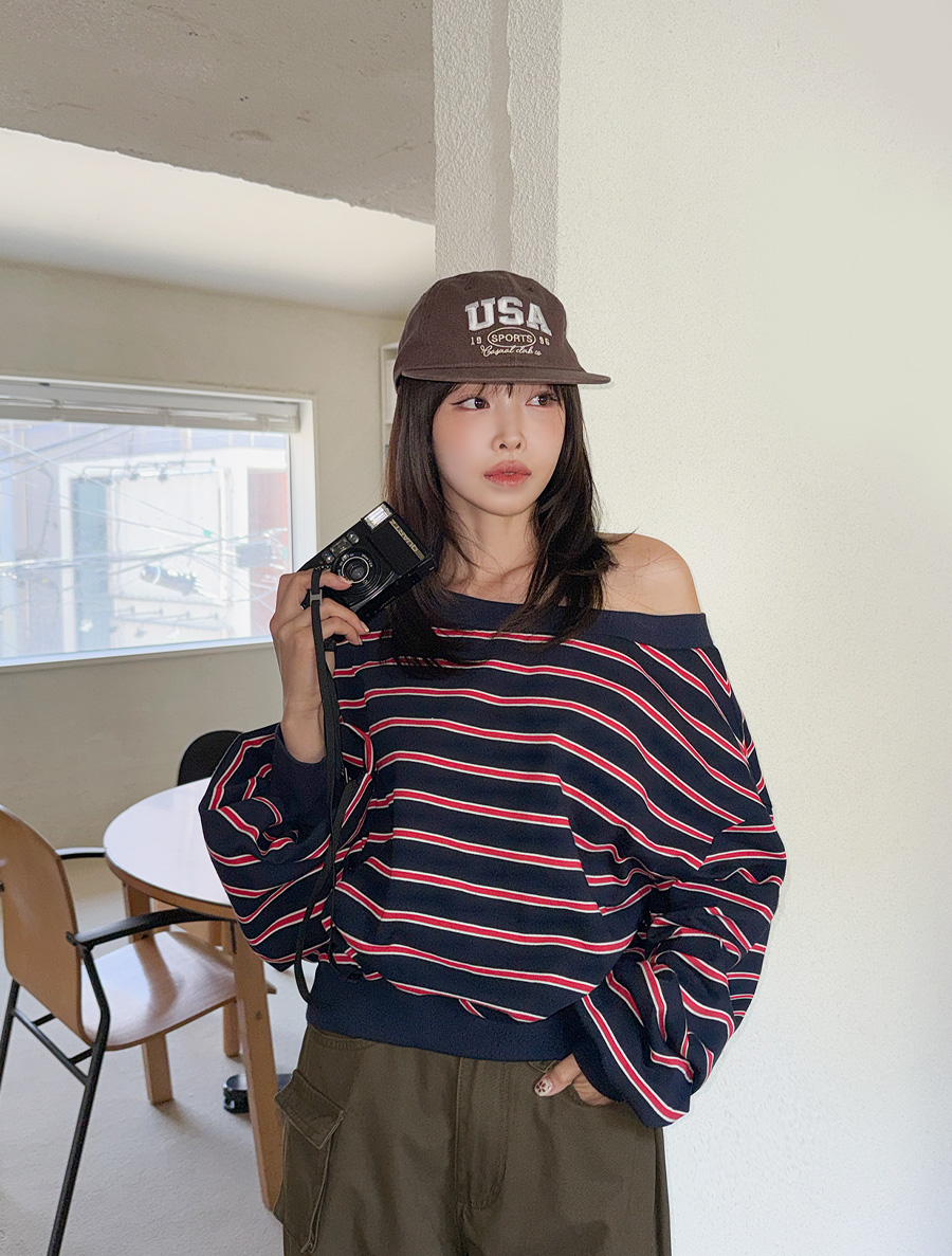 Muharp ST Semi-Crop Off-Shoulder Sweatshirt