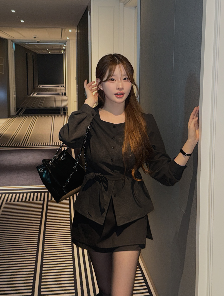 [EVELLET] Edirene Strap Square Neck Blouse