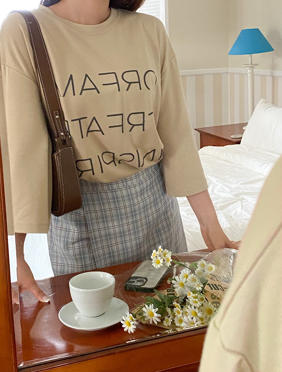 [EVELLET] Solea Lettering Printed 3/4 Sleeve Sleeve T-shirt